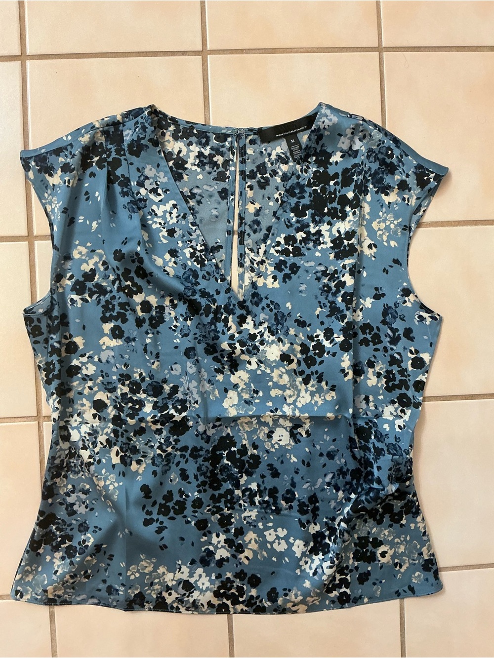 White House Black Market Satin V-Neck Shell Blouse Sz M NWOT! Blue Print